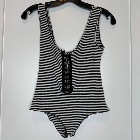 Emma & Sam Tops - Emma & Sam rayon /spandex bl/white bodysuit medium